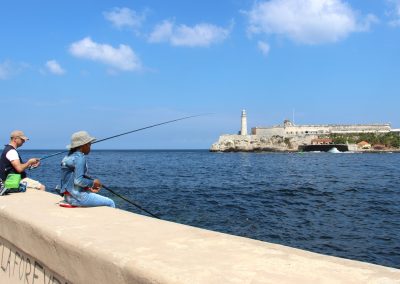 Fischer mit Blick auf das Castillo de los Tres Reyes del Morro