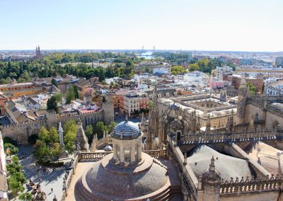 Auf dem Dach der Kathedrale von Sevilla unterwegs