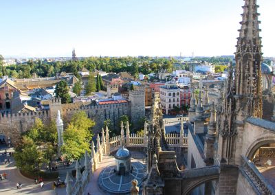 Auf dem Dach der Kathedrale von Sevilla unterwegs