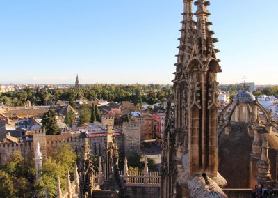 Auf dem Dach der Kathedrale von Sevilla unterwegs