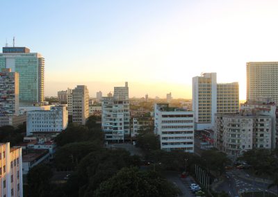 Über den Dächern von Havanna bei Sonnenuntergang