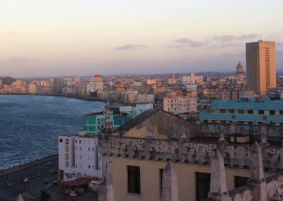 Über den Dächern von Havanna bei Sonnenuntergang