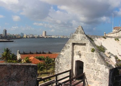 Eingang Castillo de los Tres Reyes del Morro mit Blick auf die Skyline von Havanna