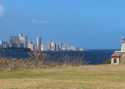 Beim Castillo de los Tres Reyes del Morro mit Blick auf die Skyline von Havanna