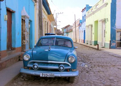 Die bunten Oldtimer findet man in ganz Kuba.
