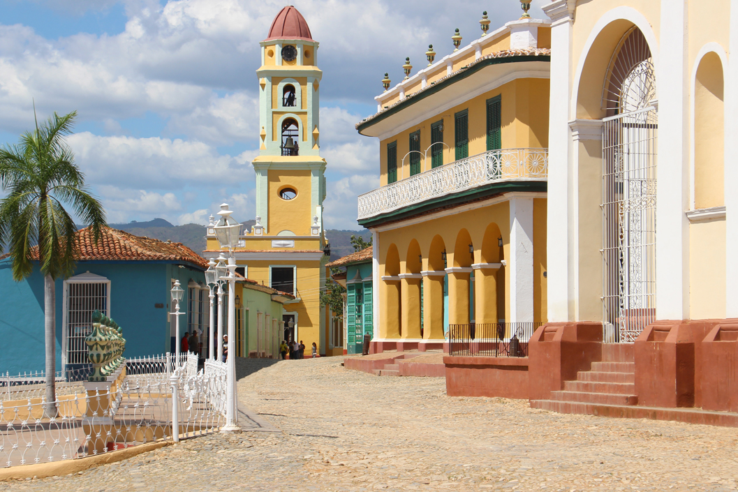 Am Hauptplatz von Trinidad, mit Blick auf den Turm des "Museo de Historia Municipal" und das "Museo Romántico"