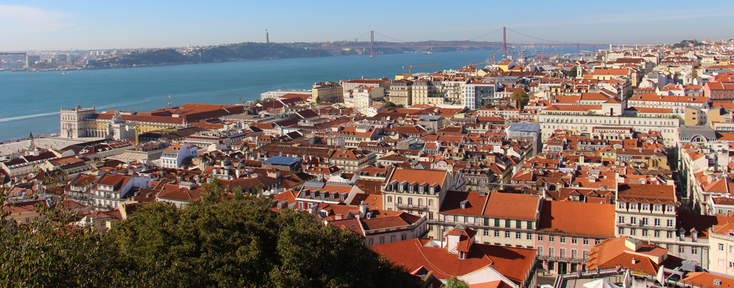 Ausblick vom Castelo de São Jorge auf die Unterstadt von Lissabon und den Fluss Tejo 
