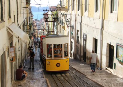 Ascensor da Bica ist eine der Seilbahnen von Lissabon, die das Mühsame erklimmen der Hügel einfacher machen!