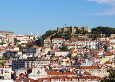 Hoch oben am Berg thront das Castelo de São Jorge