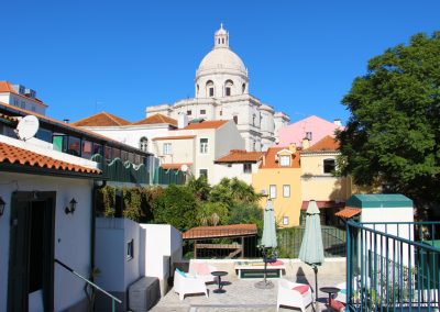 Terrasse von unserem Airbnb in Alfama mit Blick auf die Igreja de Santa Engrácia