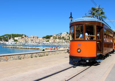 Die nostalgische Straßenbahn verbindet Sóller und Port de Sóller